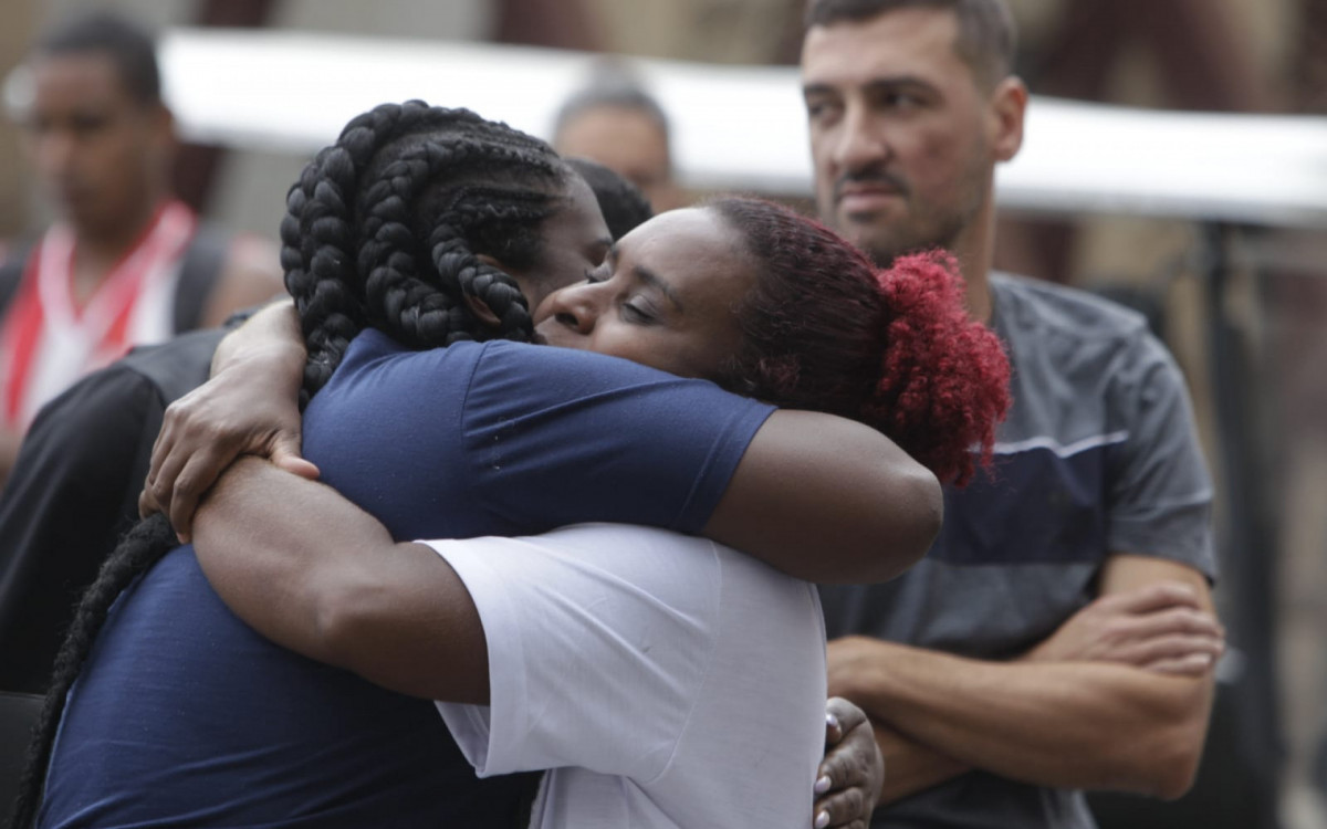 Sepultamento do vigilante David Corr&ecirc;a, no cemit&eacute;rio S&atilde;o Francisco Xavier, no Caju