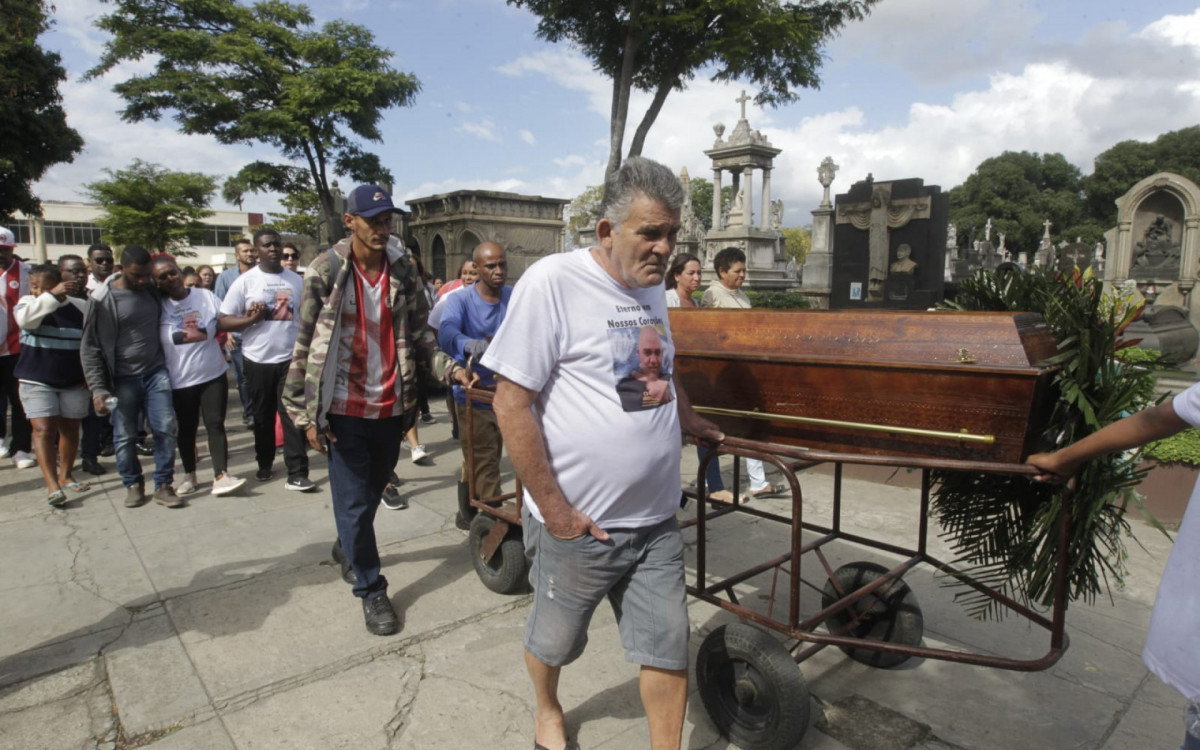 Sepultamento do vigilante David Corr&ecirc;a, no cemit&eacute;rio S&atilde;o Francisco Xavier, no Caju