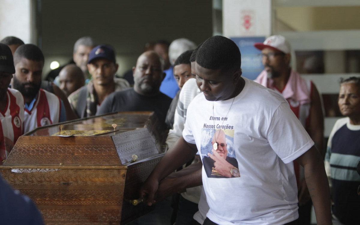 Sepultamento do vigilante David Corr&ecirc;a, no cemit&eacute;rio S&atilde;o Francisco Xavier, no Caju