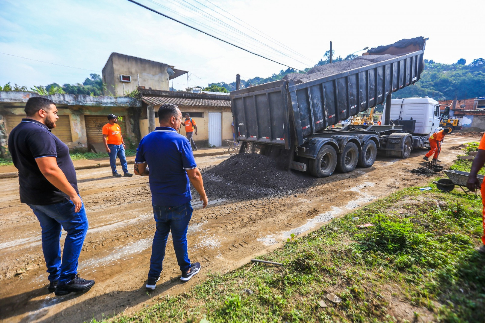 O secret&aacute;rio Paulo S&eacute;rgio Luna (&agrave; frente) acompanha o andamento do mutir&atilde;o de obras - Rafael Barreto e Kristian Amarante / PMBR
