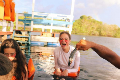 Luciana Gimenez viaja para o Amazonas e até alimenta boto-cor-de-rosa