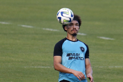 Adryelson, do Botafogo, revela que quase abandonou o futebol após drama familiar: 'Fiquei sem chão'