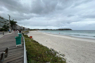 Mar continua agitado em Cabo Frio nesta sexta (14) e temperaturas seguem em declínio