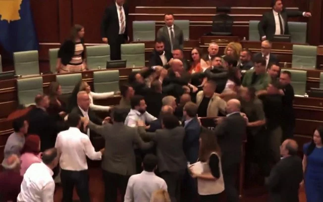 Opositor joga água em premiê de Kosovo e políticos brigam no Parlamento