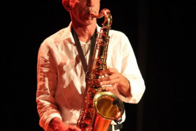 Saxofonista Edson Gomes se apresenta na Casa do Artesão, em São Pedro da Aldeia, nesta sexta-feira (14) 