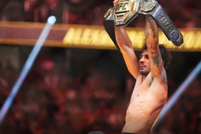 Pantoja desfila em caminhão dos bombeiros neste sábado (15) em Arraial do Cabo