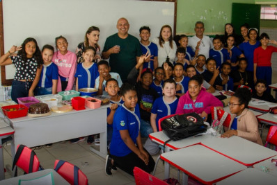 Mais de 13 mil kits de uniforme escolar são entregues para alunos da rede municipal de São Pedro da Aldeia