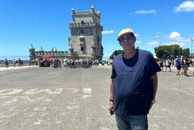 De meia e sandália, Zeca Pagodinho passeia em Portugal 