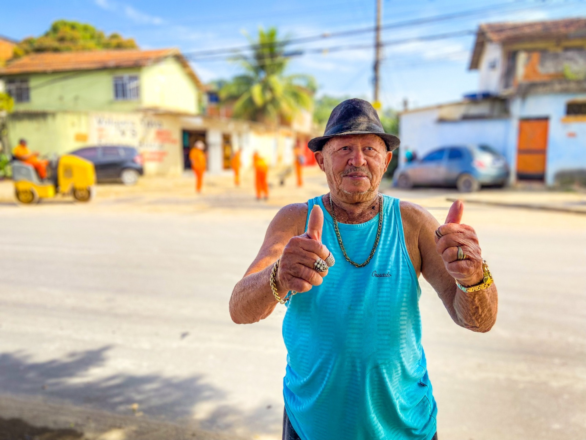 O aposentado Manoel Batista da Cruz, 78 anos, está feliz com o mutirão de limpeza - Rafael Barreto e Kristian Amarante / PMBR