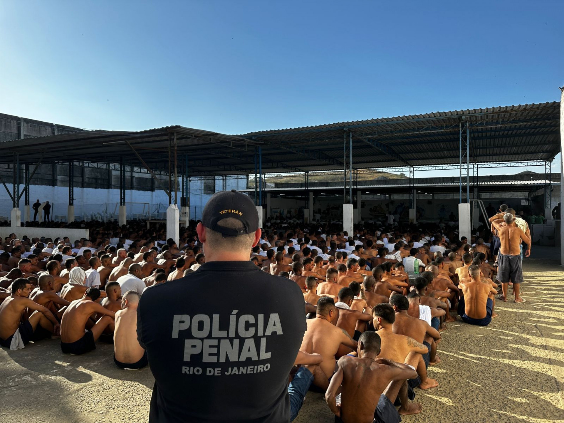 Presos passaram por vistoria nesta quinta-feira (13) em presídio de Bangu - Divulgação