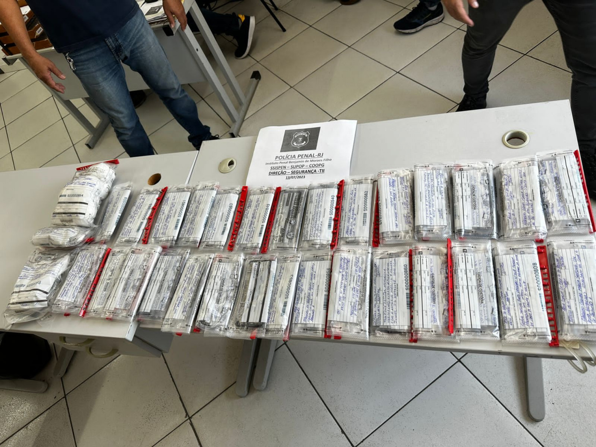 Seap apreendeu 29 aparelhos celulares durante operação de vistoria em presídio de Bangu - Divulgação