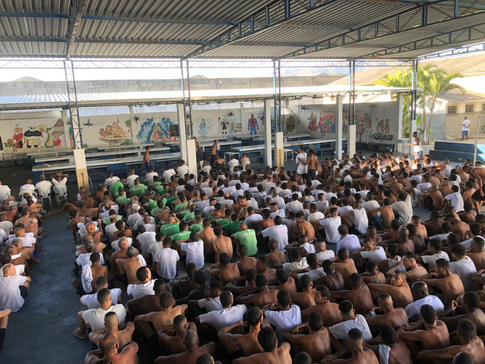 Presos passaram por vistoria nesta quinta-feira (13) em presídio de Bangu - Divulgação