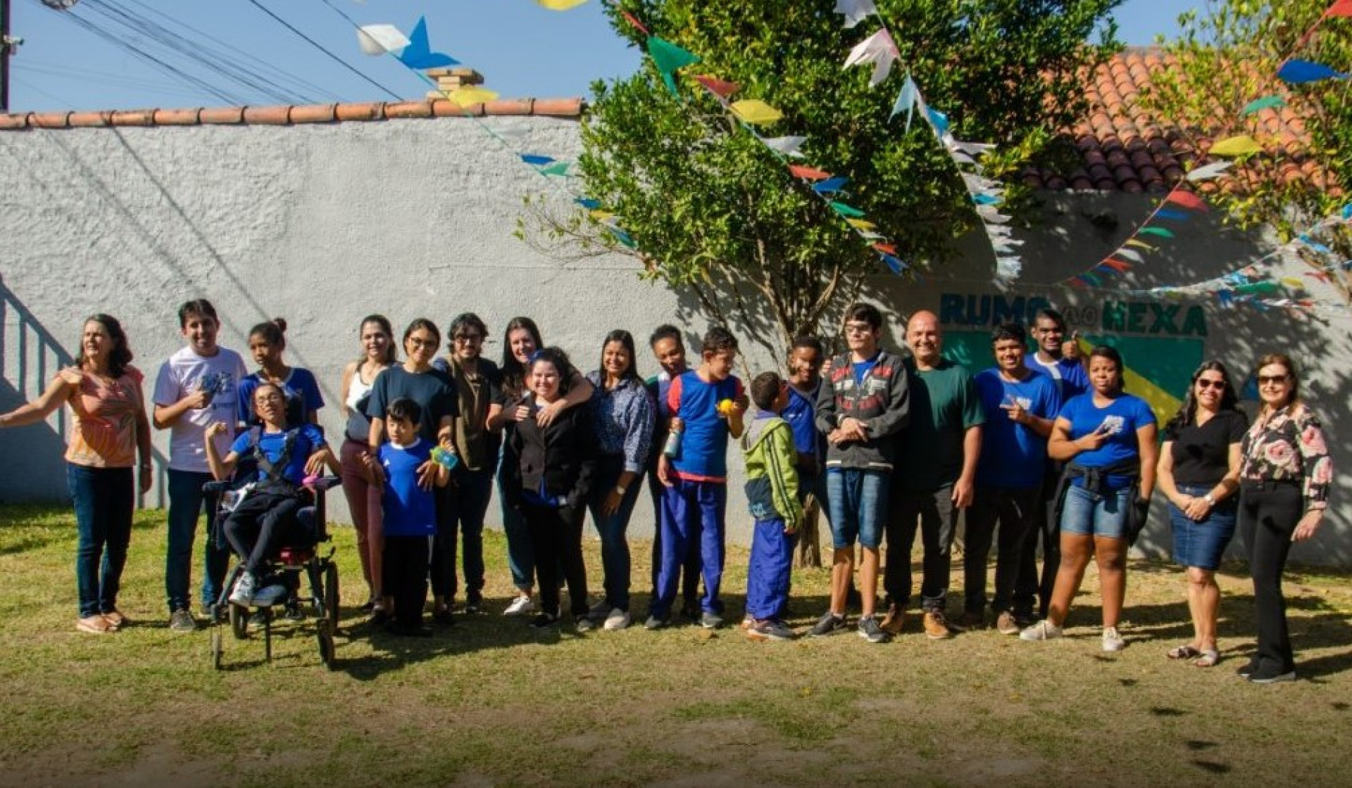 Prefeito Fabio do Pastel e alunos da rede municipal  - Ascom São Pedro da Aldeia 