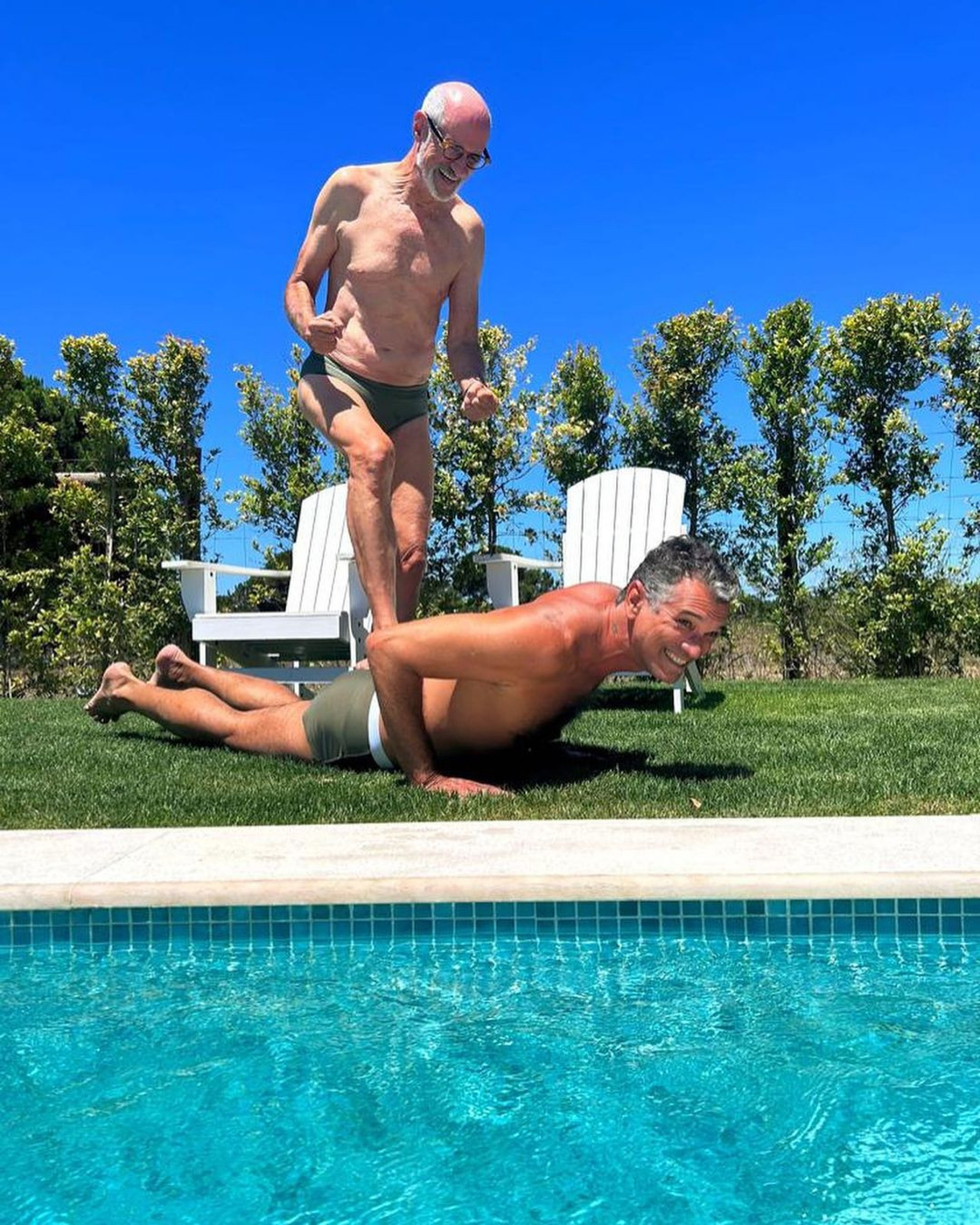 Marcos Caruso se diverte com o namorado, Marcos Paiva, na casa de amigas em Portugal - Reprodução Internet