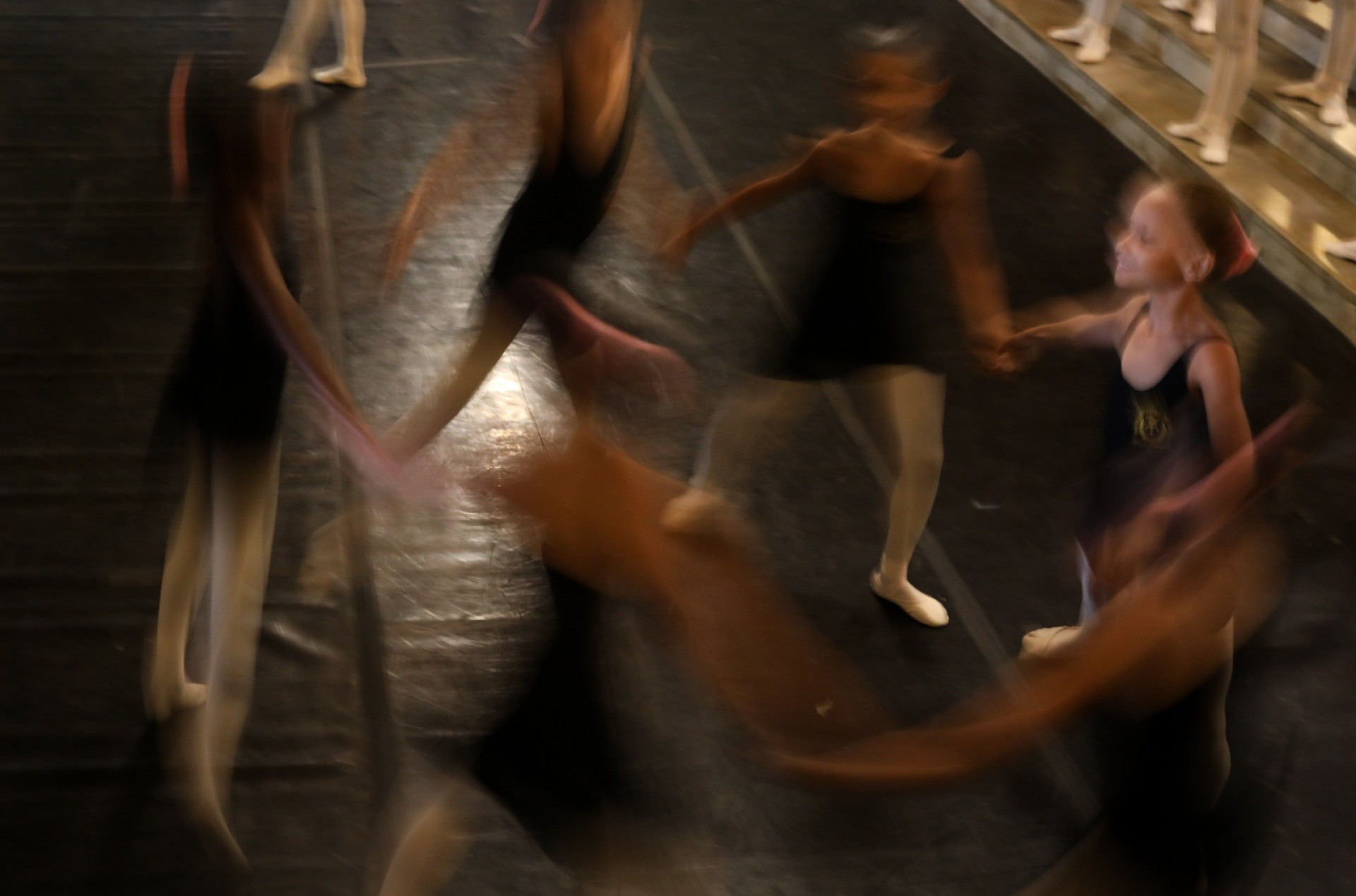 Na foto, grupo de meninas da Escola de Dança Maria Olenewa se apresentam no Theatro Municipal no dia dos seus 114 anos - Pedro Ivo/Agência O DIA
