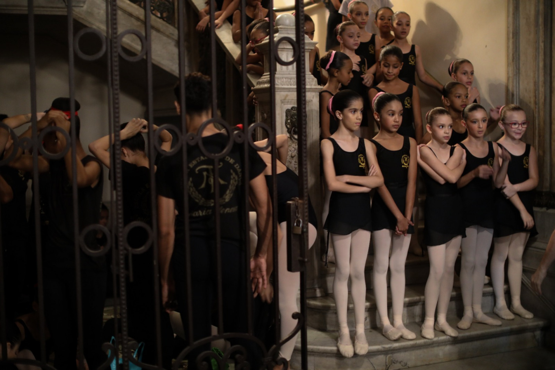 Na foto, grupo de meninas da Escola de Dança Maria Olenewa aguardam para se apresentar no Theatro Municipal - Pedro Ivo/Agência O DIA
