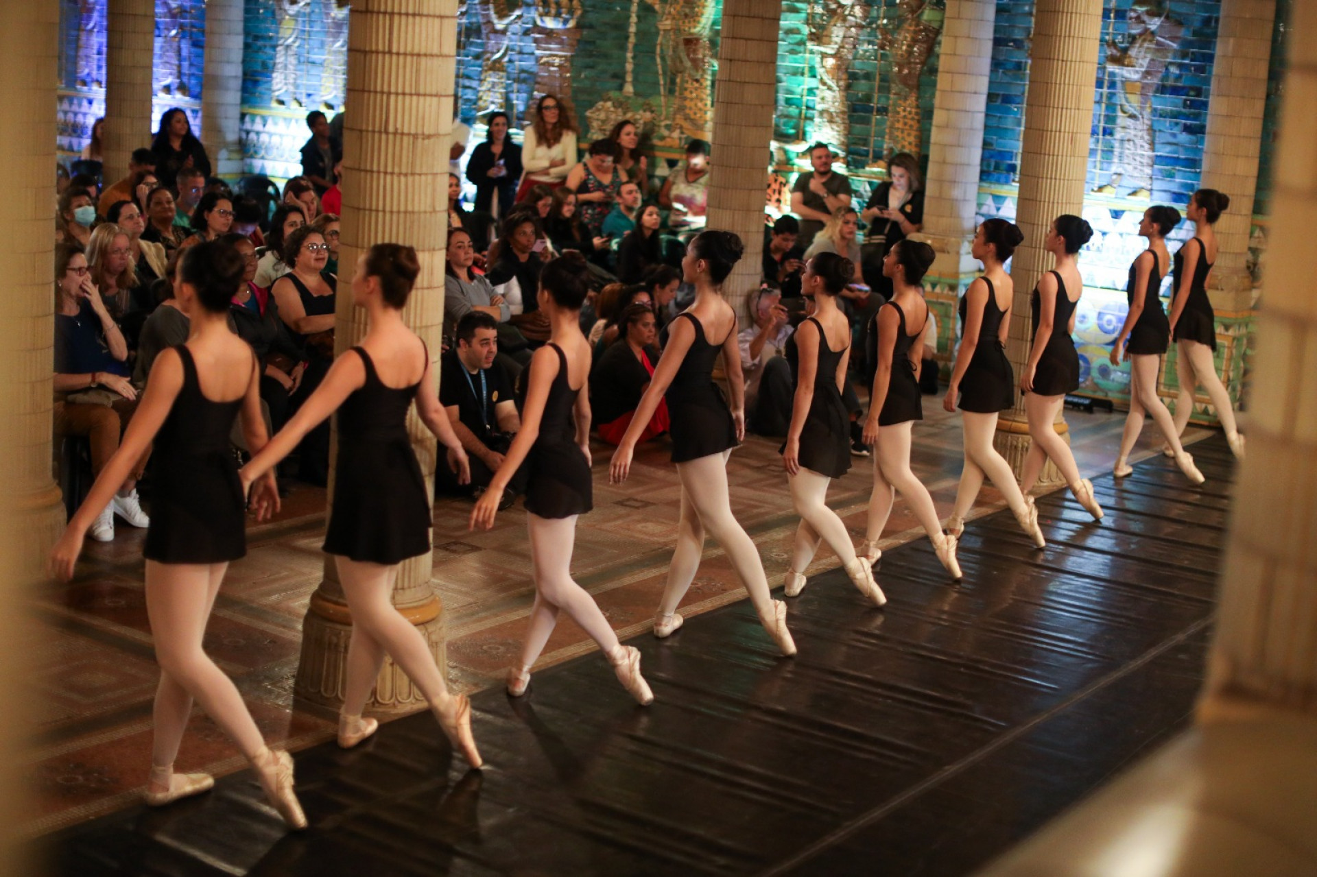 Na foto, grupo de meninas da Escola de Dança Maria Olenewa se apresentam no Theatro Municipal no dia dos seus 114 anos - Pedro Ivo/Agência O DIA