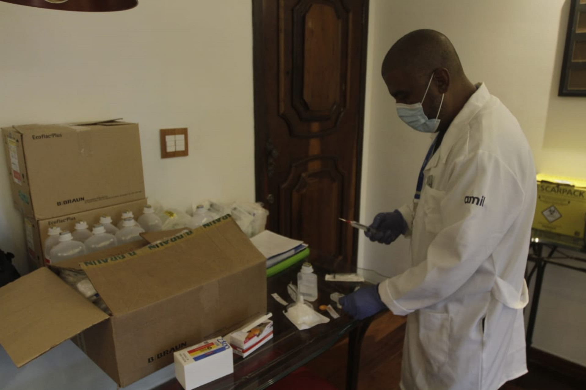 Juliana Meletti recebe medicação na veia para combater bactéria após procedimento estético - Marcos Porto/ Agência O Dia