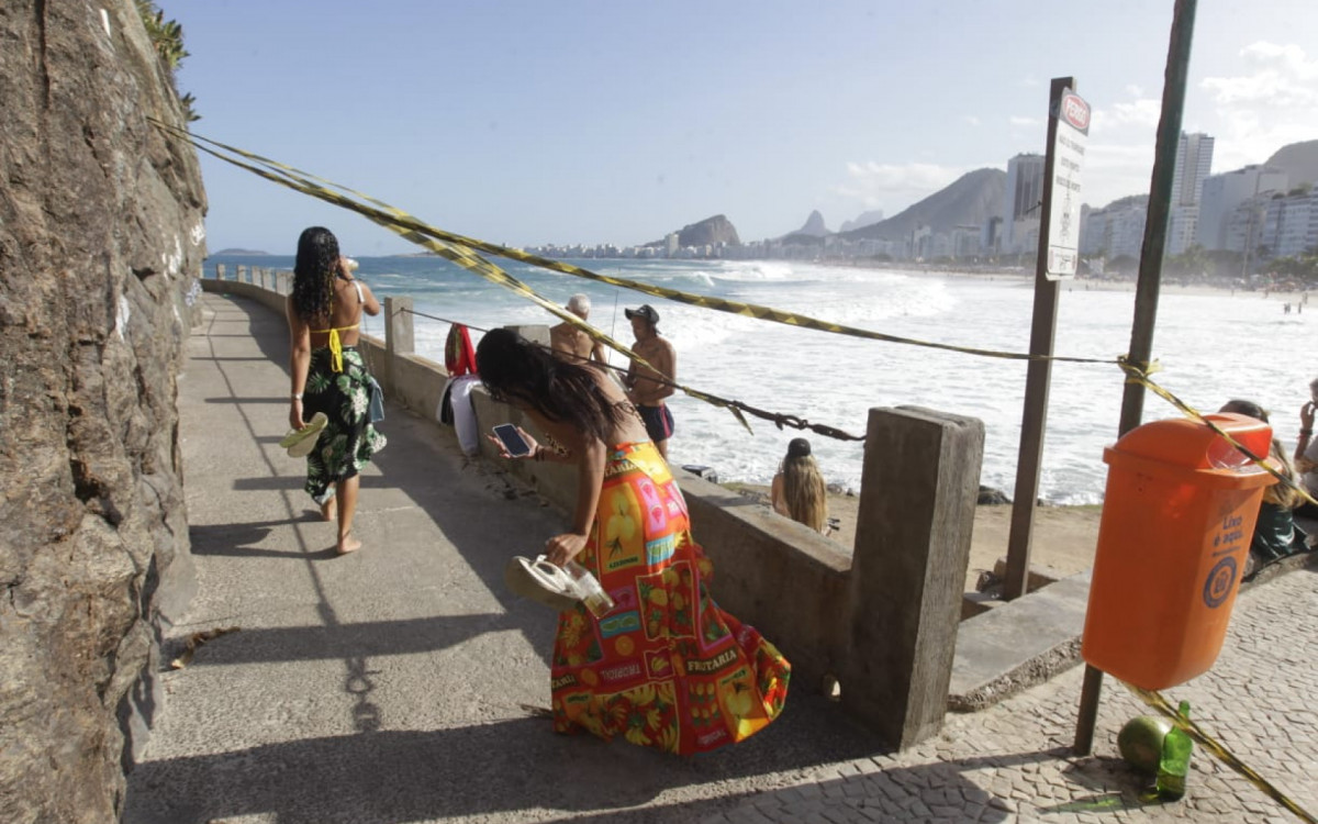 Pedestres não respeitam o isolamento do Corpo de Bombeiros e acessam o Caminho dos Pescadores, na Praia do Leme - Reginaldo Pimenta / Agência O Dia