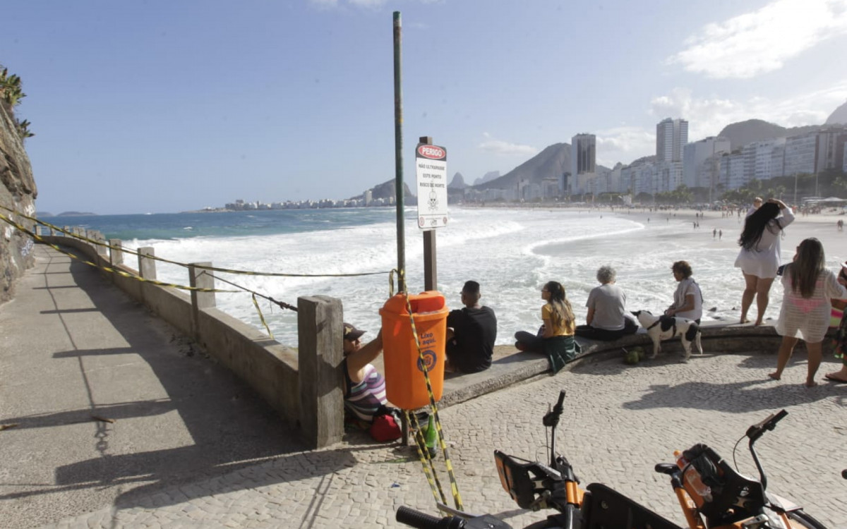 Caminho dos Pescadores, na Praia do Leme, está interditado devido à ressaca do mar por conta de um ciclone extratropical - Reginaldo Pimenta / Agência O Dia