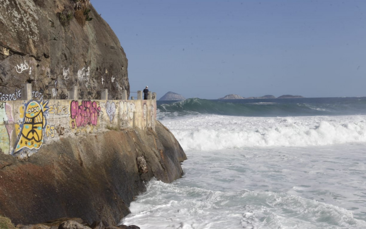 Caminho dos Pescadores, na Mureta do Leme, está interditado devido à ressaca do mar por conta de um ciclone extratropical - Reginaldo Pimenta / Agência O Dia