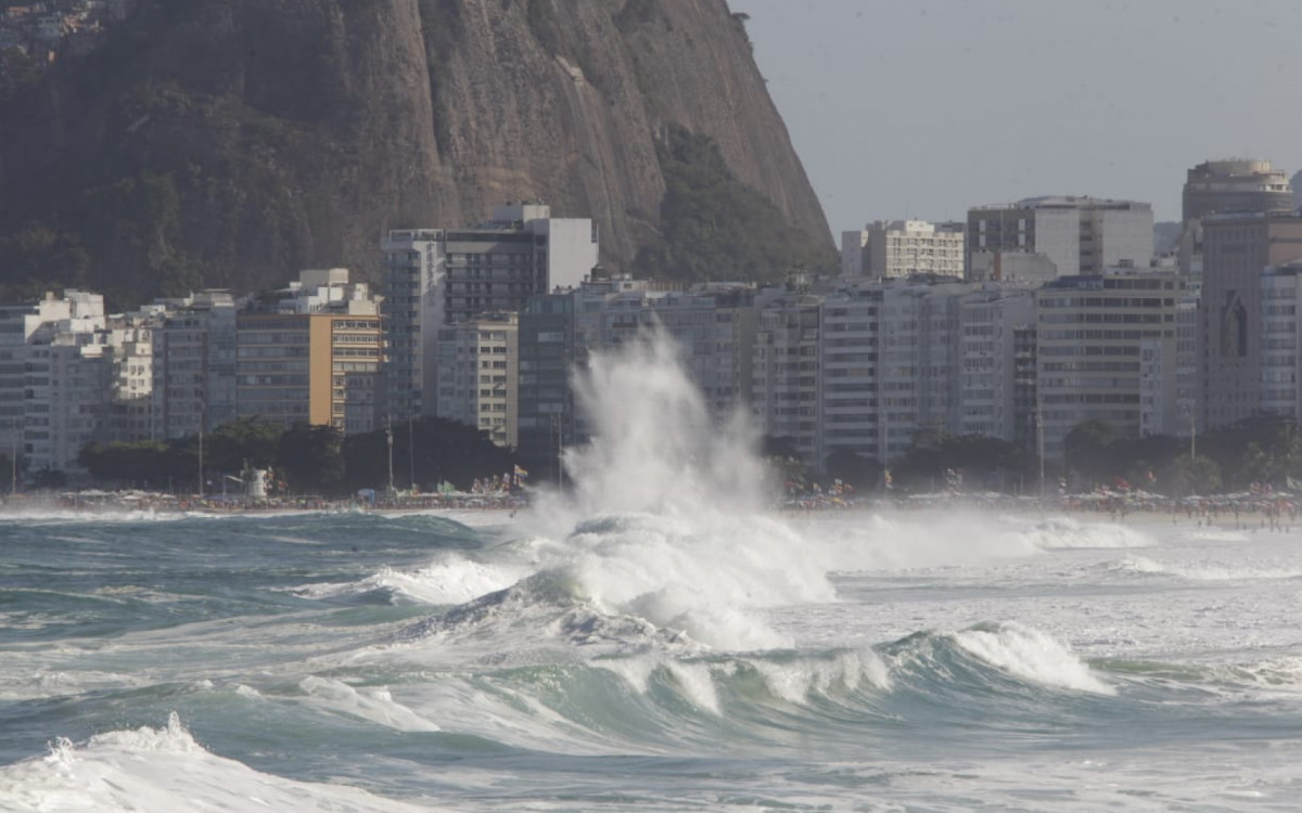 Mar da Praia do Leme está agitado e violento devido à ressaca; ondas atingem de 2,5 a 4 m - Reginaldo Pimenta / Agência O Dia