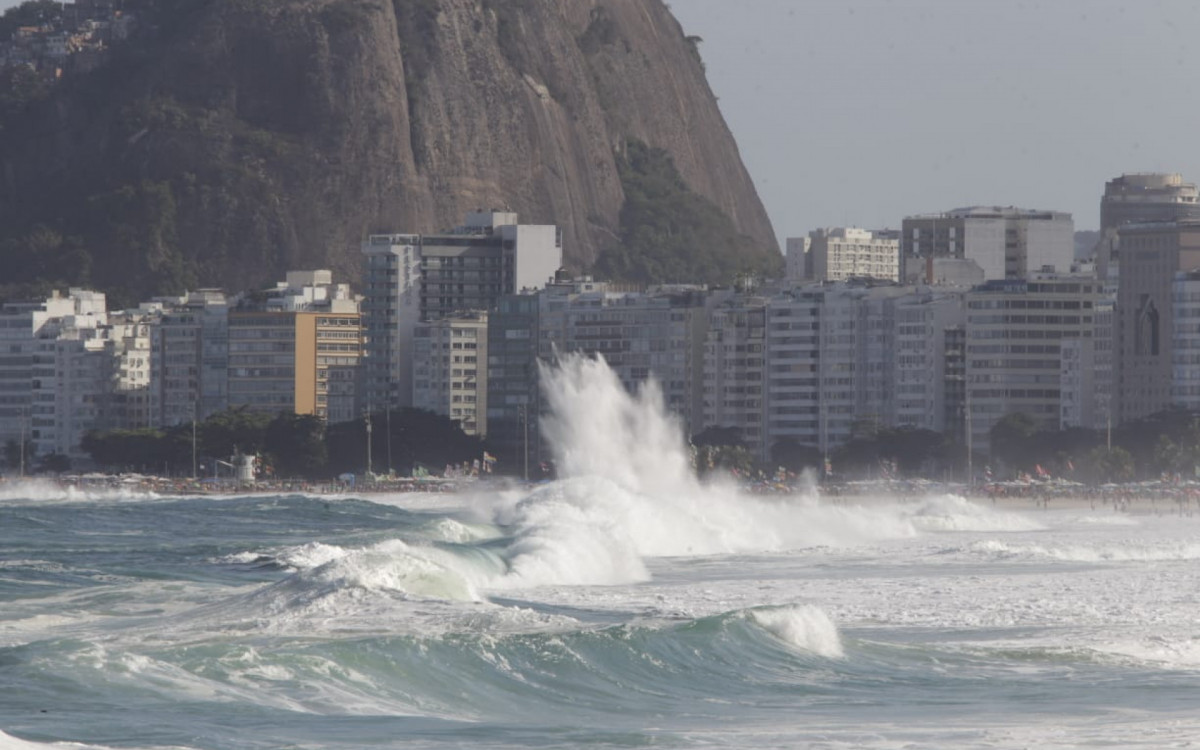 Mar da Praia do Leme está agitado e violento devido à ressaca; ondas atingem de 2,5 a 4 m - Reginaldo Pimenta / Agência O Dia