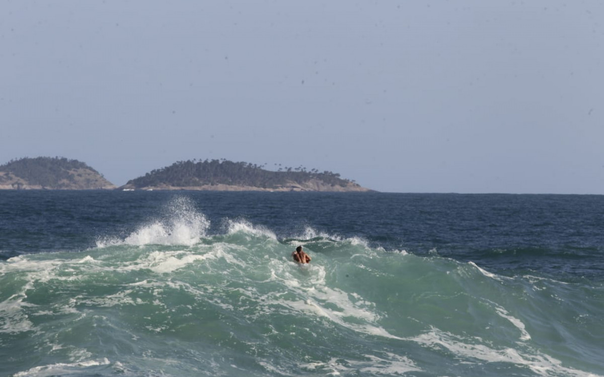 Surfista se arrisca no mar da Praia do Leme, mesmo com águas agitadas e ondas de 2,5 a 4 m devido a uma ressaca - Reginaldo Pimenta / Agência O Dia