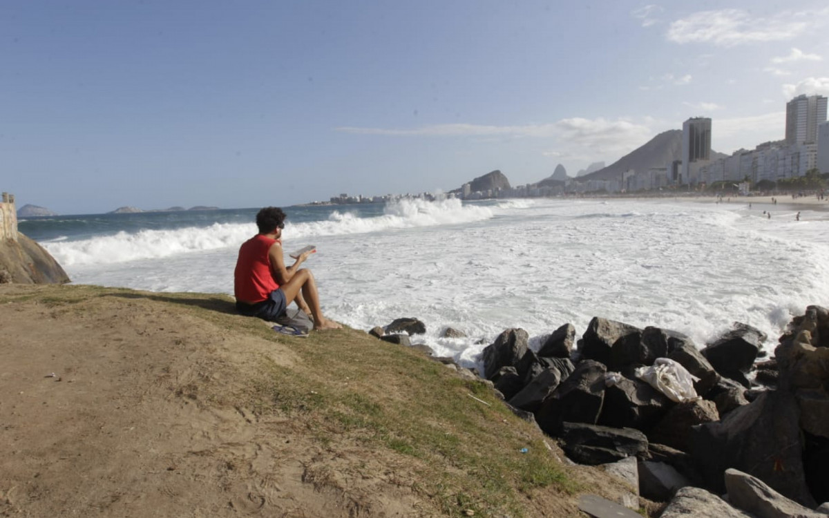 Homem contempla a vista da Mureta do Leme; Caminho dos Pescadores está interditado devido à ressaca do mar - Reginaldo Pimenta / Agência O Dia
