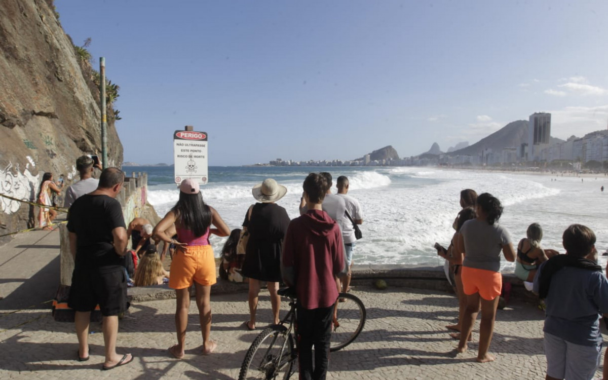 Pedestres aproveitam o cenário de tirar o fôlego da Praia do Leme, mesmo com o Caminho dos Pescadores interditado - Reginaldo Pimenta / Agência O Dia