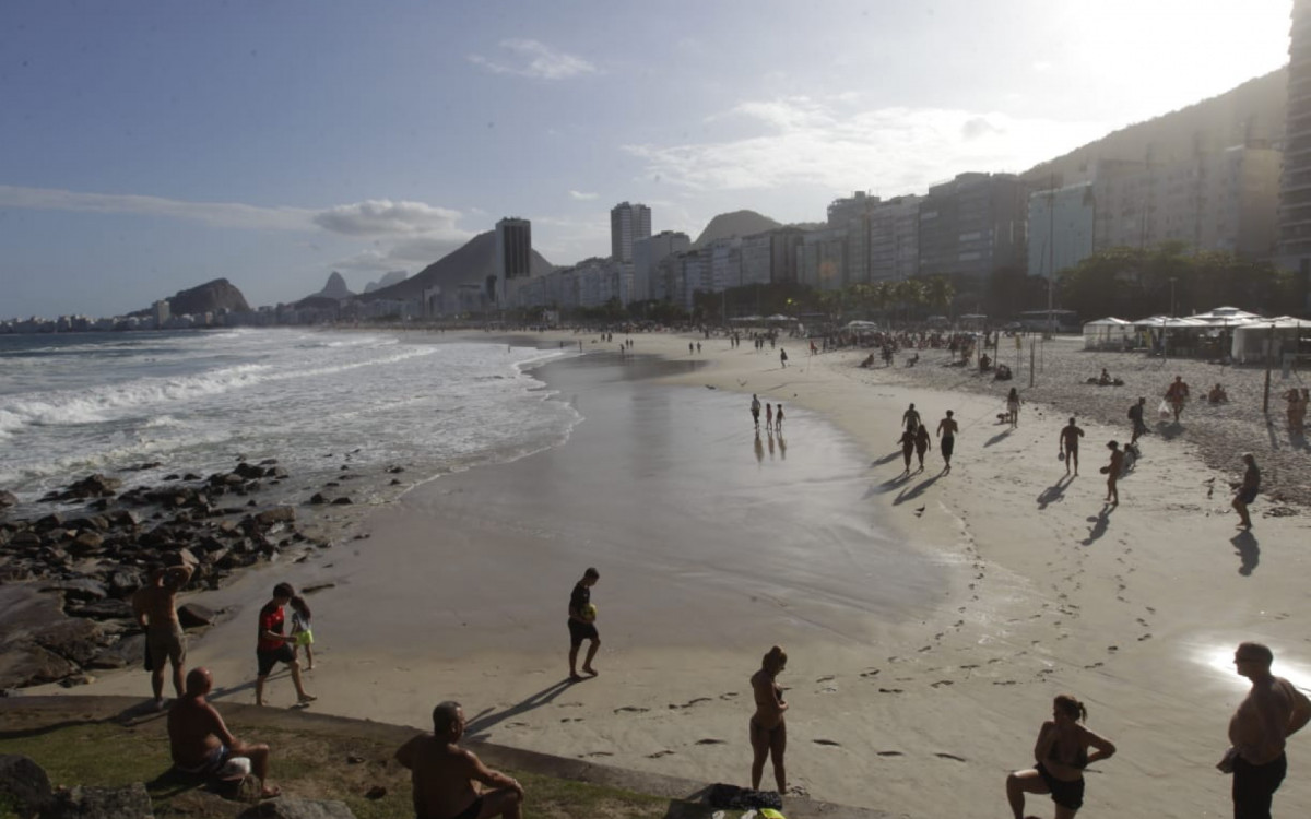 Praia do Leme recebe visitantes ainda que o mar esteja agitado e violento devido à ressaca - Reginaldo Pimenta / Agência O Dia