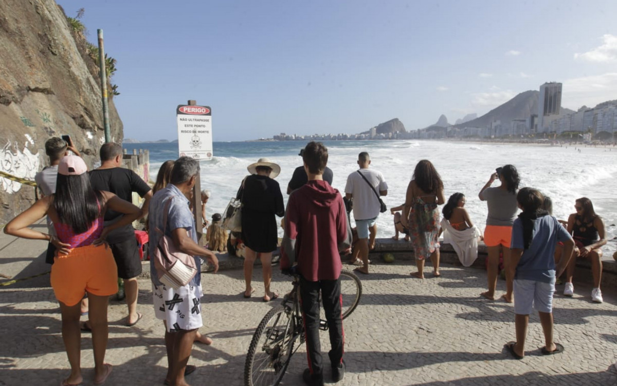 Pedestres aproveitam o cenário de tirar o fôlego da Mureta do Leme, mesmo com o Caminho dos Pescadores interditado - Reginaldo Pimenta / Agência O Dia
