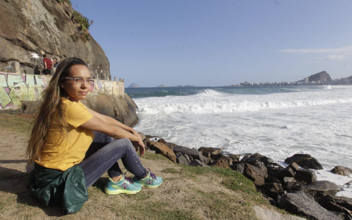 Moradora do Leme, Ana Paula de França frequenta a mureta para ver a praia e o pôr-do-sol - Reginaldo Pimenta / Agência O Dia