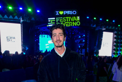 Johnny Massaro, Alice Wegmann, Nanda Costa e mais famosos curtem Festival de Inverno no Rio