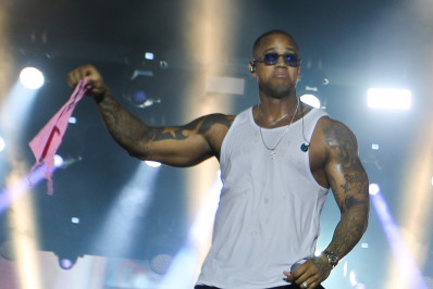 Léo Santana ganha calcinha de fã em show no Pará