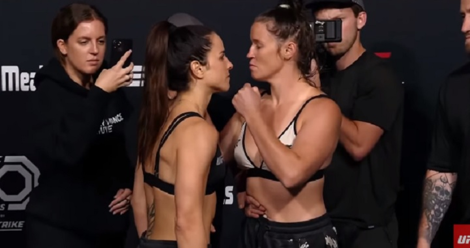 Norma Dumont (&agrave; esquerda) entra em a&ccedil;&atilde;o pelo peso-pena feminino -  (Foto: Reprodu&ccedil;&atilde;o)