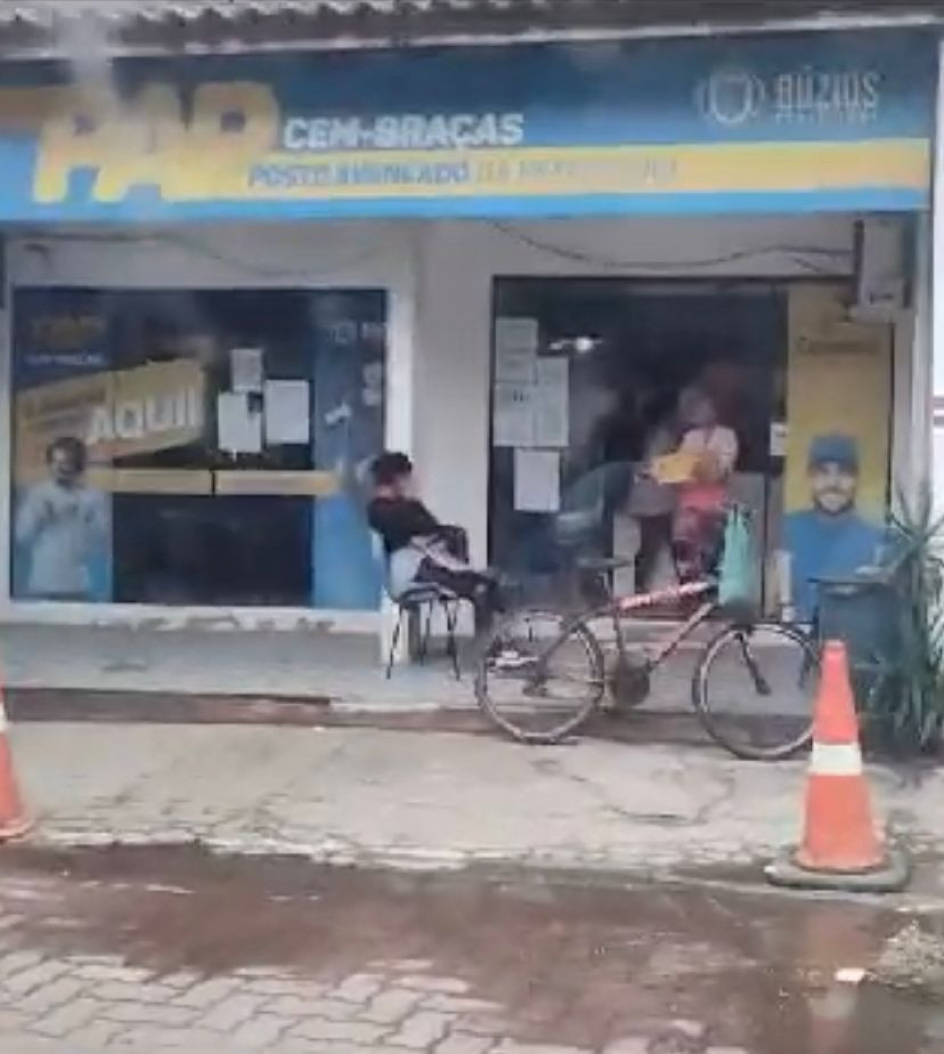 Maria Eduarda Satiro Silveira (camisa listrada em vermelho e branco) foi filmada recebendo as drogas na agência dos Correios em Búzios - Reprodução