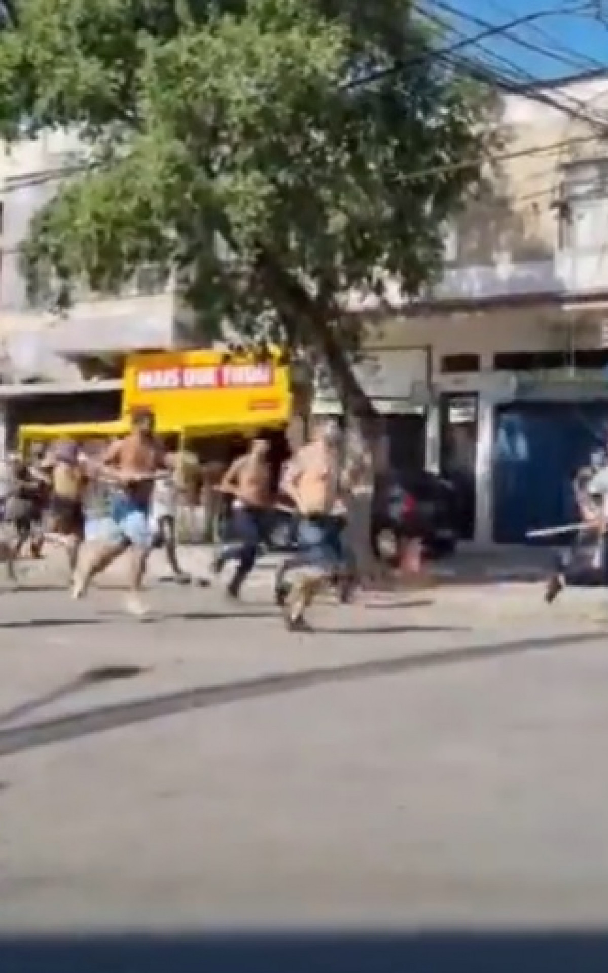 Torcidas do Flamengo e Fluminense se envolvem em confus&atilde;o na Penha, Zona norte do Rio - Reprodução/Redes sociais