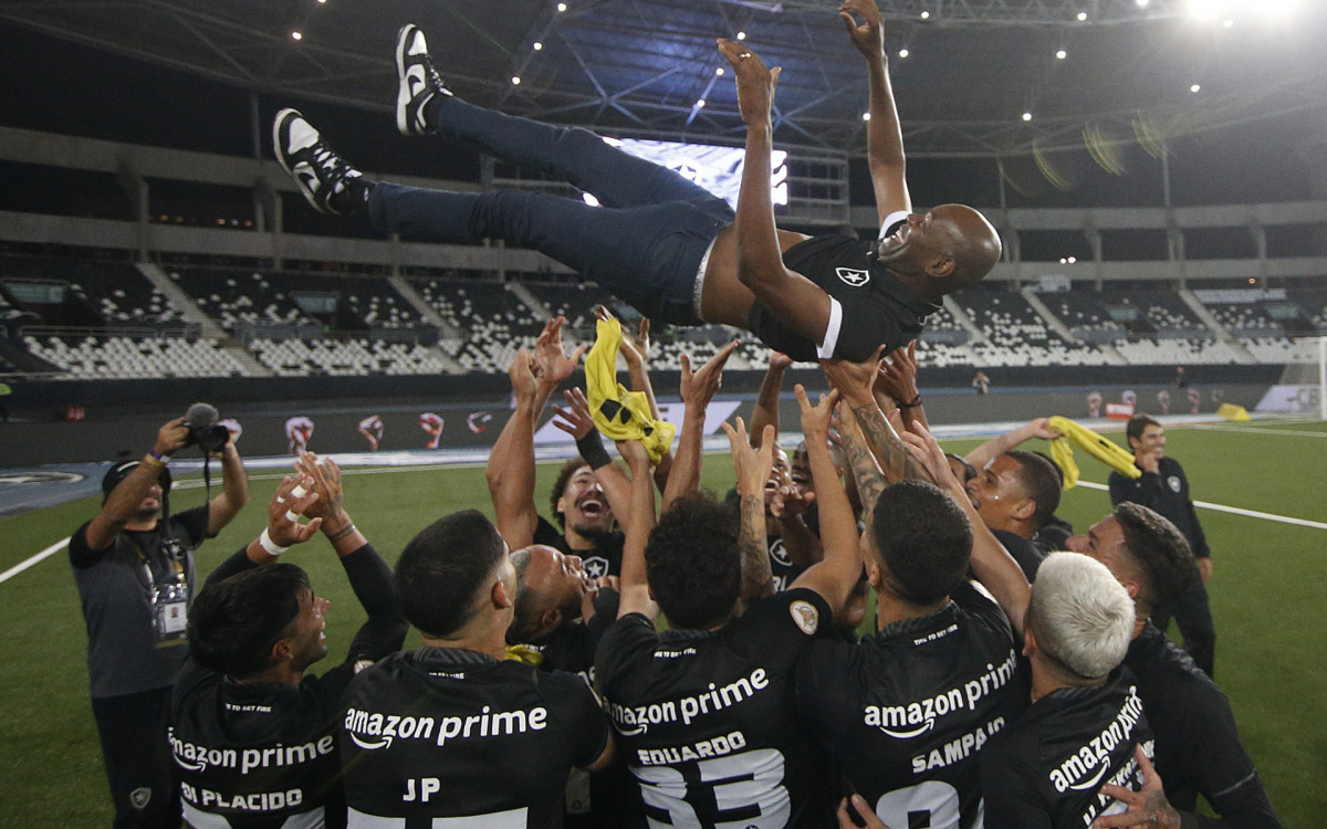 Claudio Caçapa encerrou passagem interina no Botafogo com 100% de aproveitamento