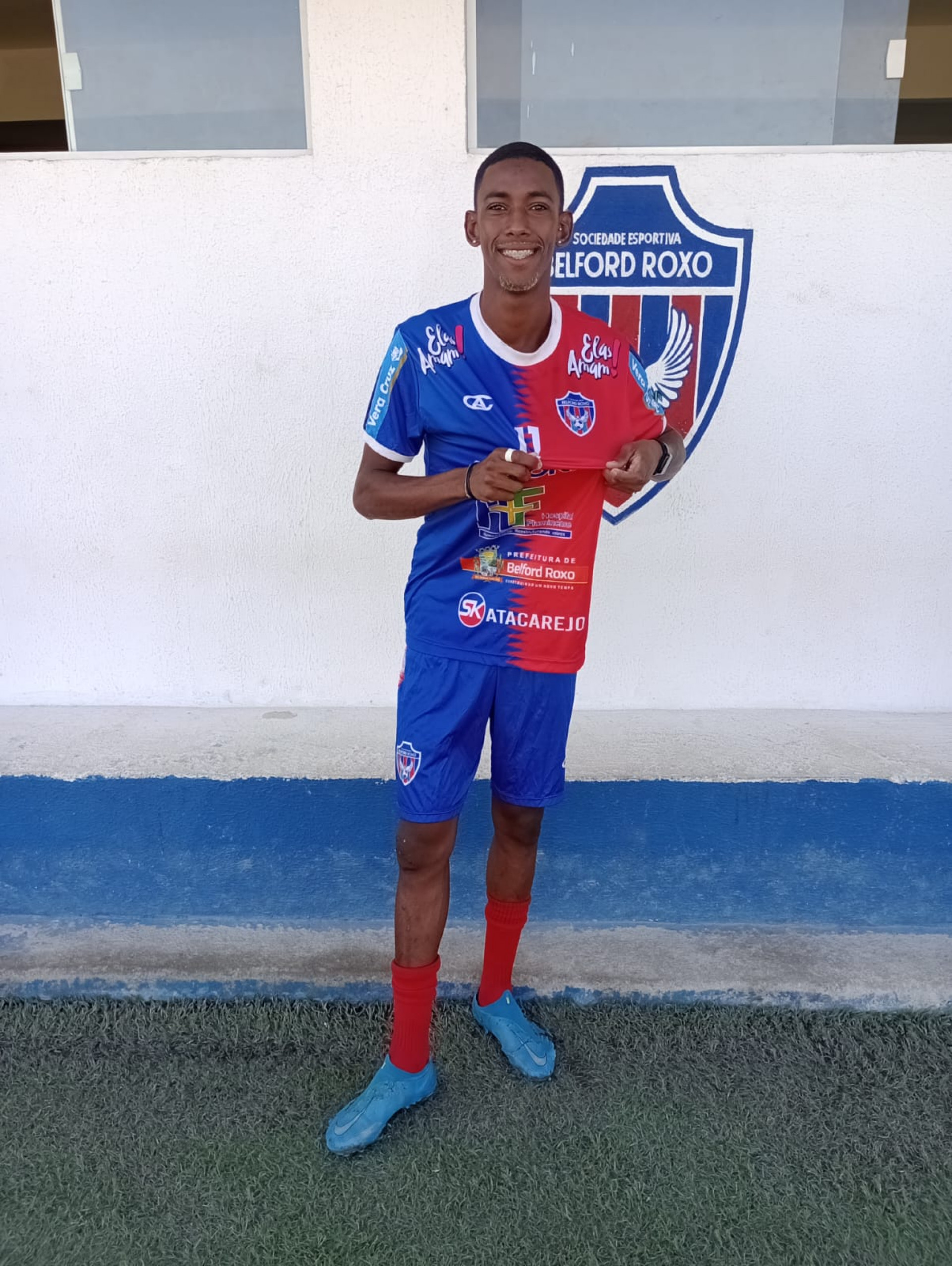 O centroavante Patrick Andrade com a camisa da Sociedade Esportiva Belford Roxo