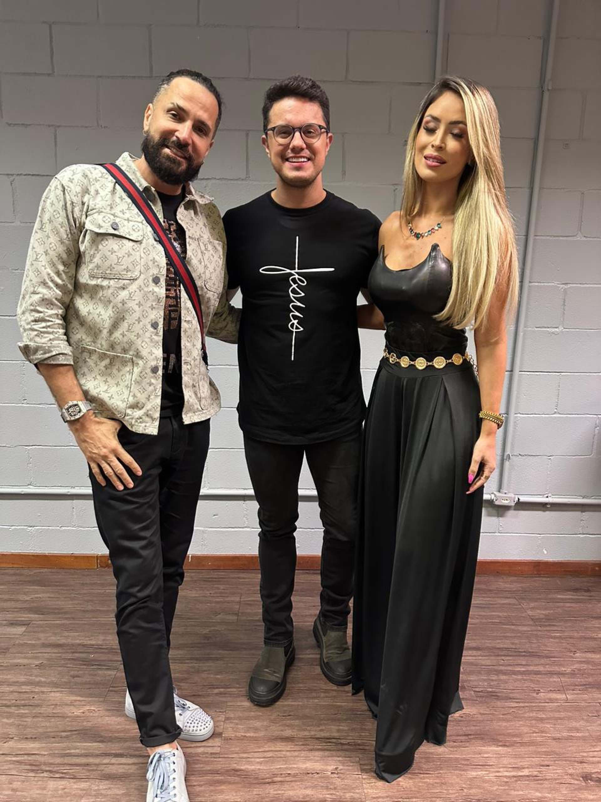 Latino com a mulher e o evangelista Deive Leonardo - Divulgação 