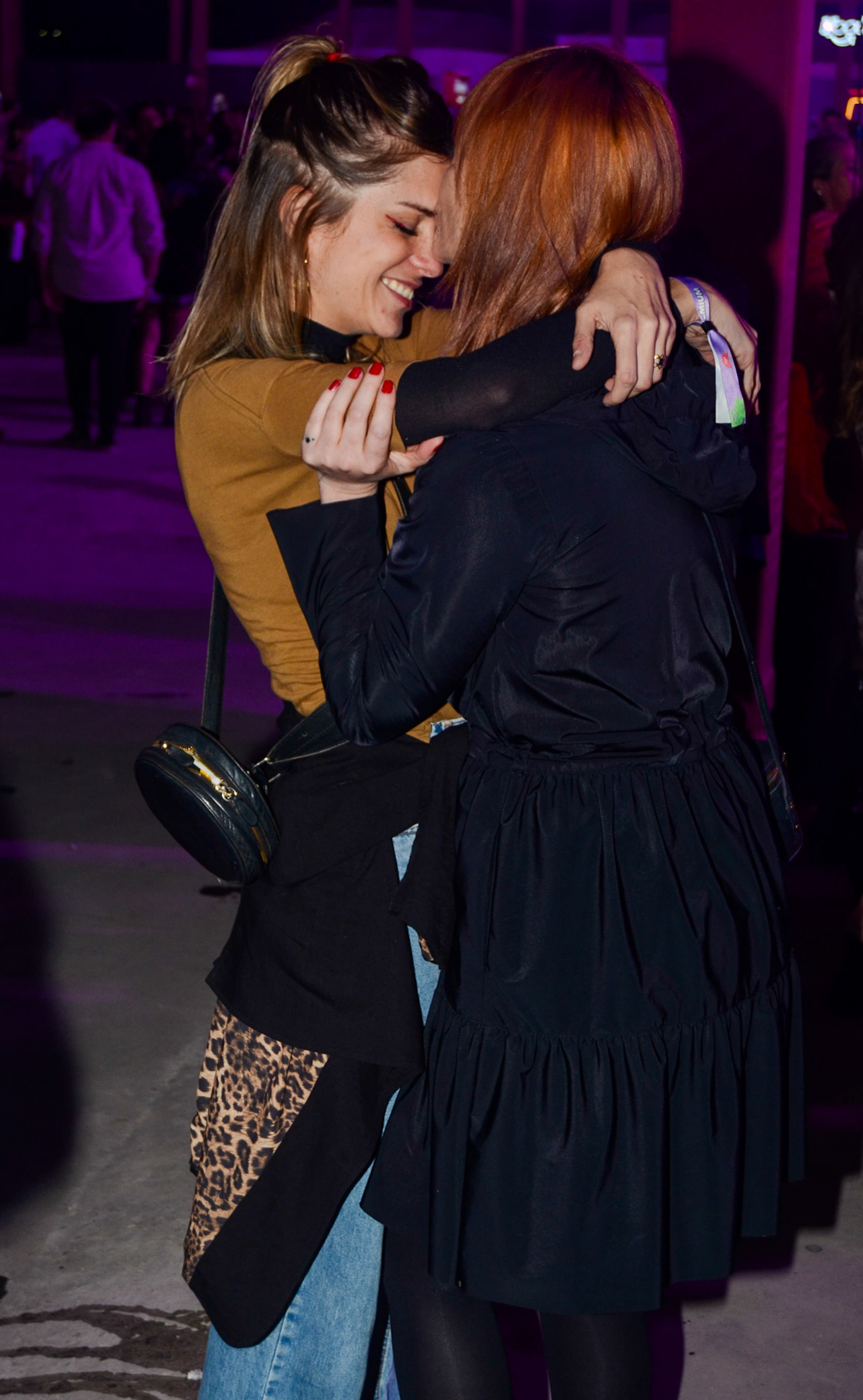 Titi Müller e a namorada, a relações públicas Lívia Lobato, trocam carinhos durante show - Araujo / Agnews