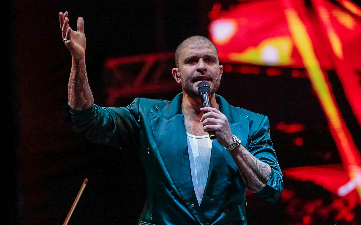 Diogo Nogueira se apresenta na Praia de Copacabana, na Zona Sul do Rio, neste domingo