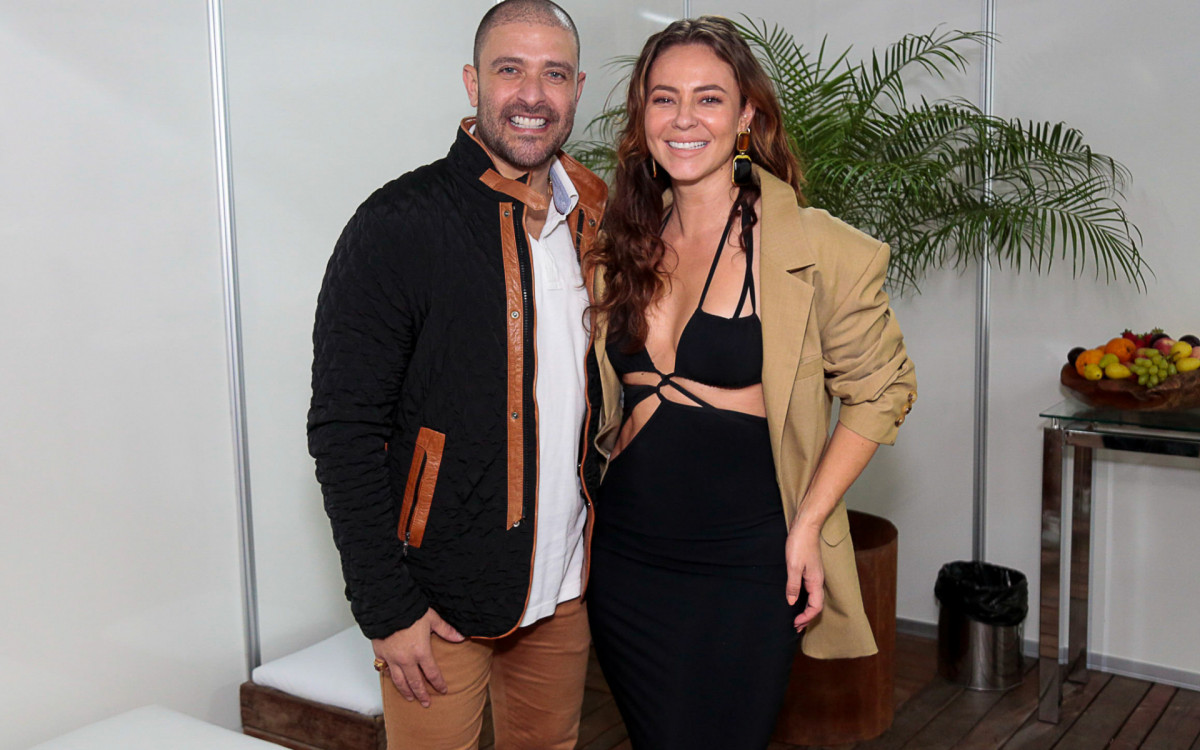 Diogo Nogueira e Paolla Oliveira nos bastidores de show na Praia de Copacabana, na Zona Sul do Rio, neste domingo