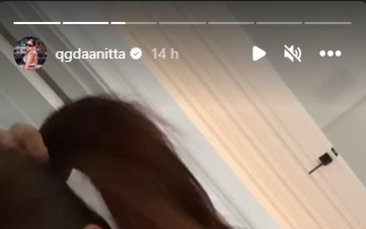 Anitta mostra procedimento incompleto no cabelo