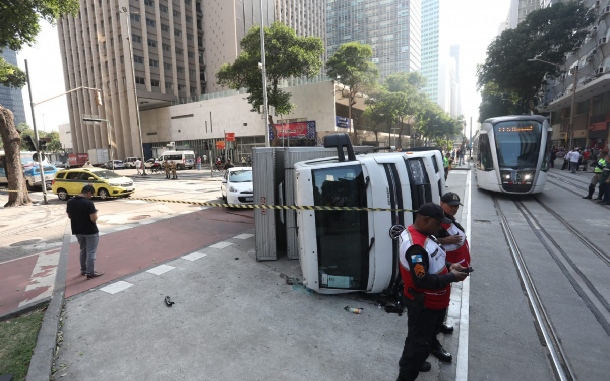 Um caminh&atilde;o tombou no cruzamento bem pr&oacute;ximo ao trilho do VLT