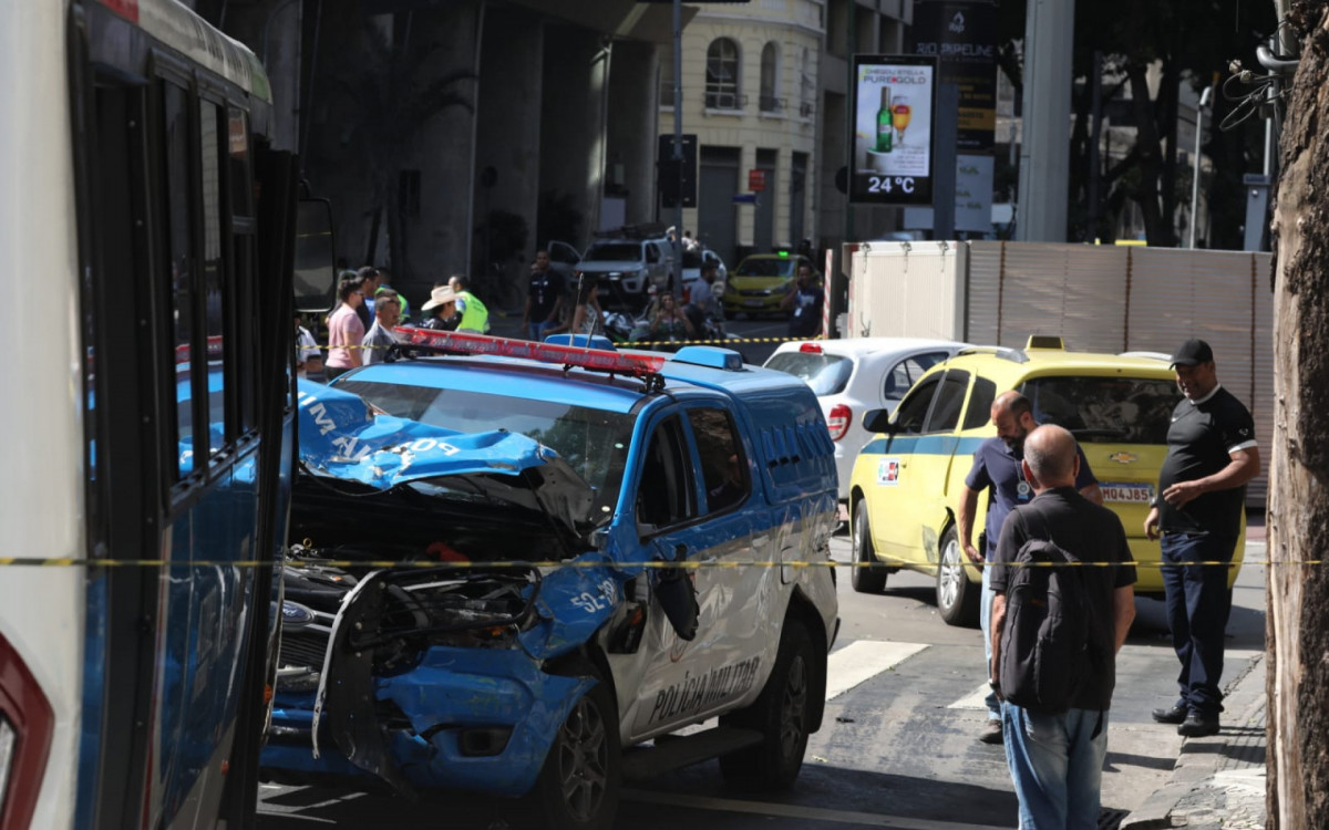 Um &ocirc;nibus tamb&eacute;m colidiu com uma viatura da Pol&iacute;cia Militar
