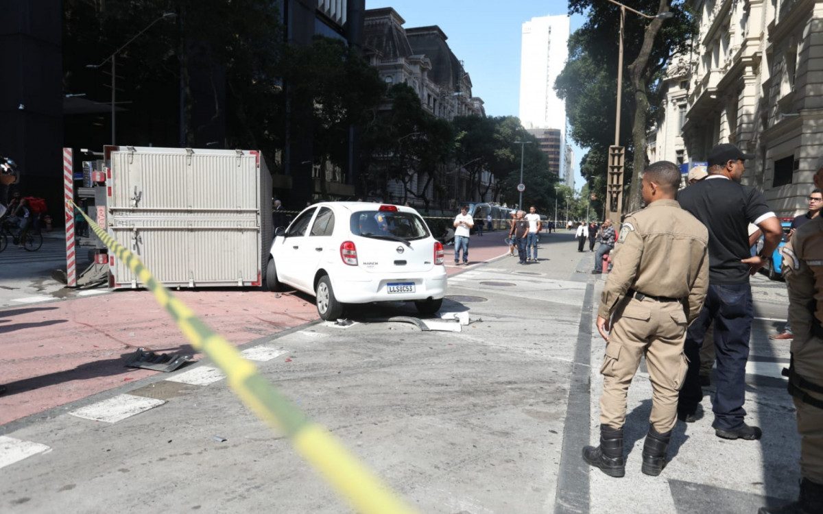 Um carro de passeio acabou sofrendo com o acidente generalizado