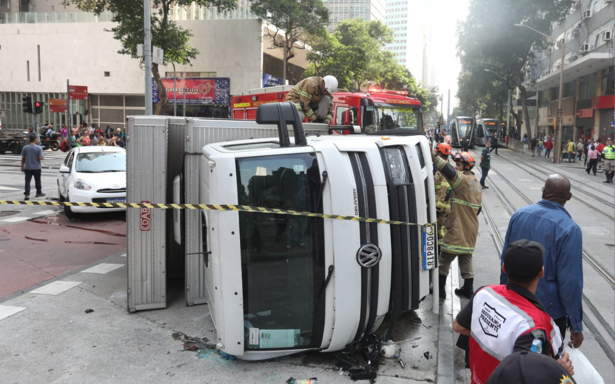 Um caminh&atilde;o tombou no cruzamento bem pr&oacute;ximo ao trilho do VLT