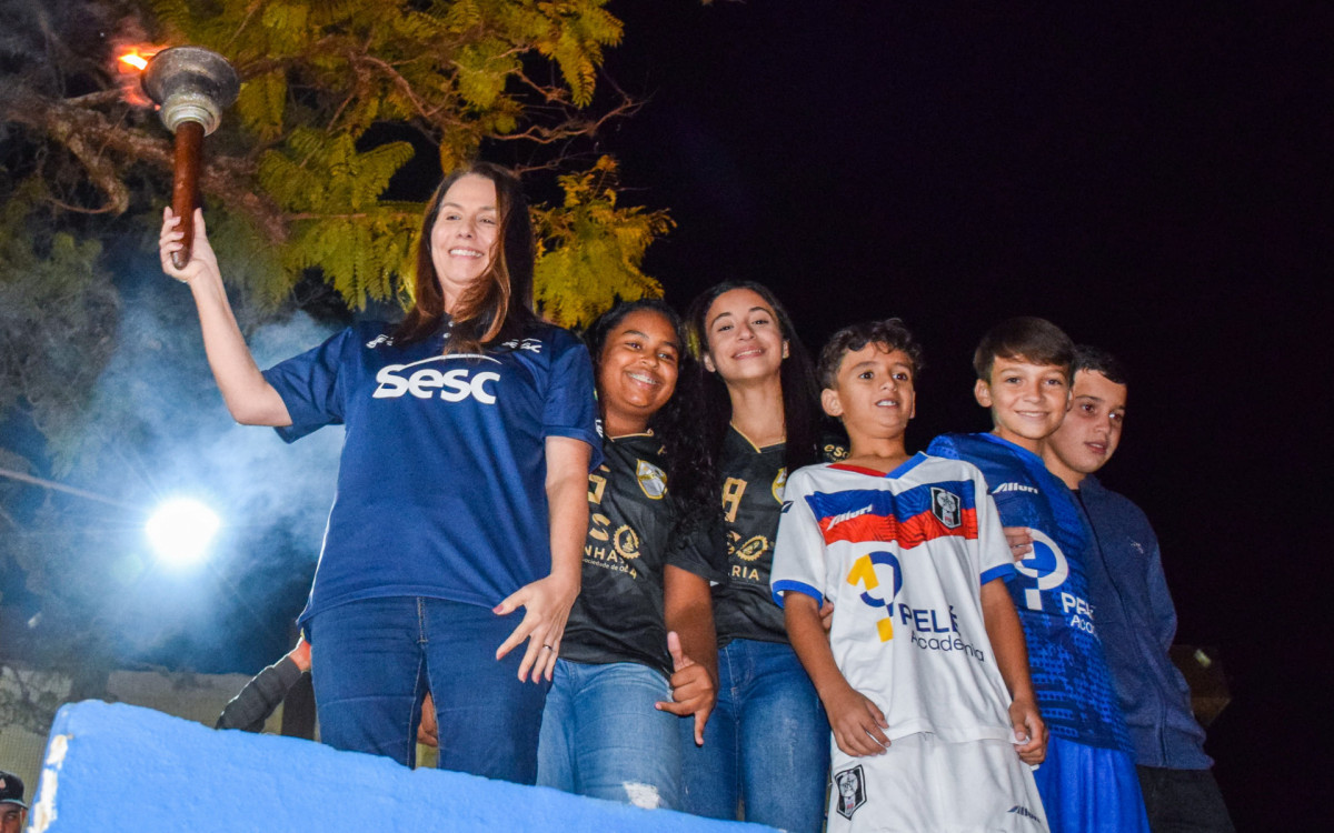 Patr&iacute;cia Amorim e as crian&ccedil;as de Paty